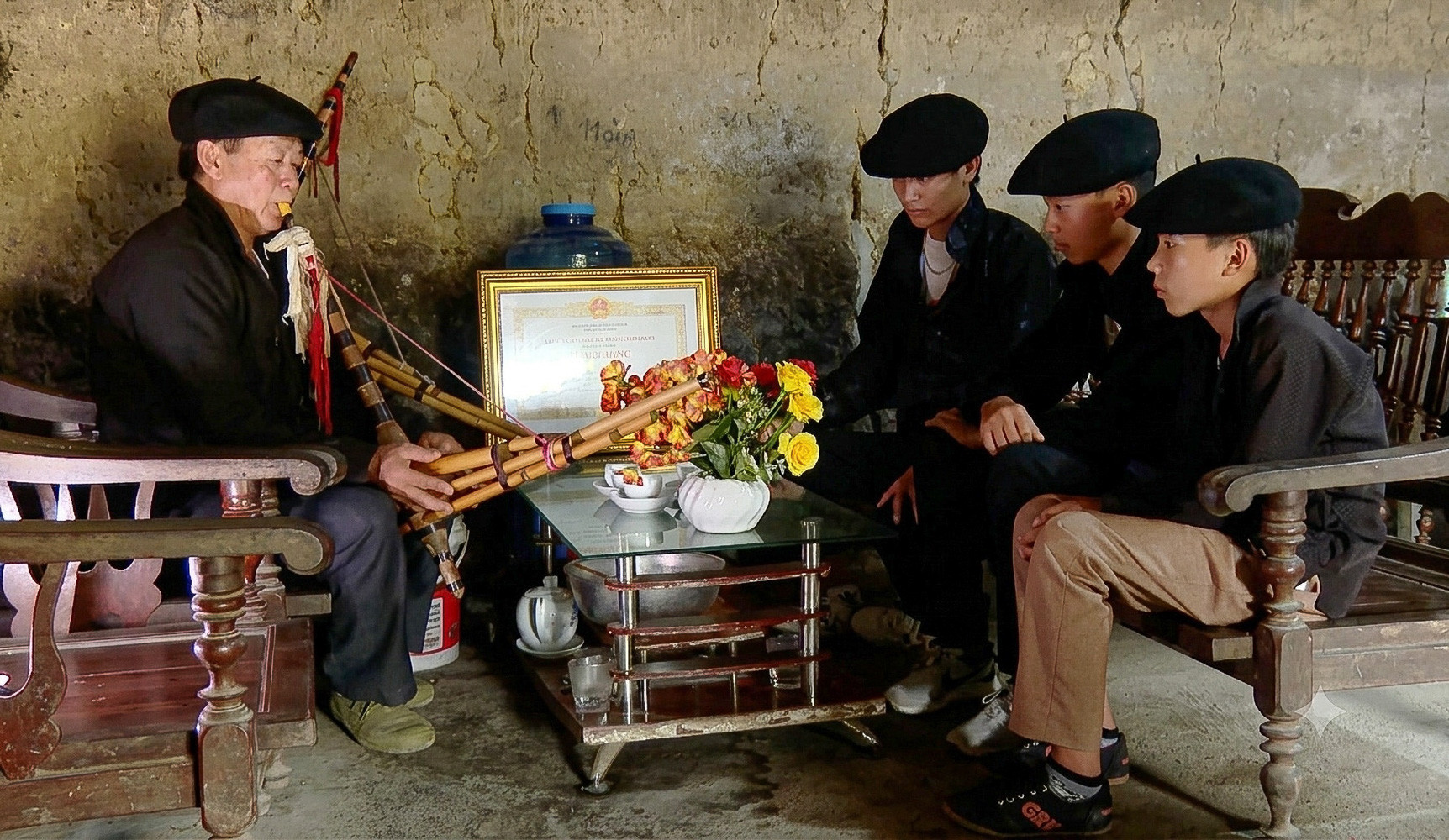nguoi thoi khen.jpg