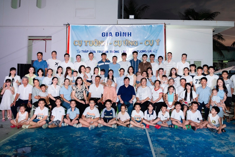 Ninh Binh woman takes vacation with 81 descendants in emotional reunion