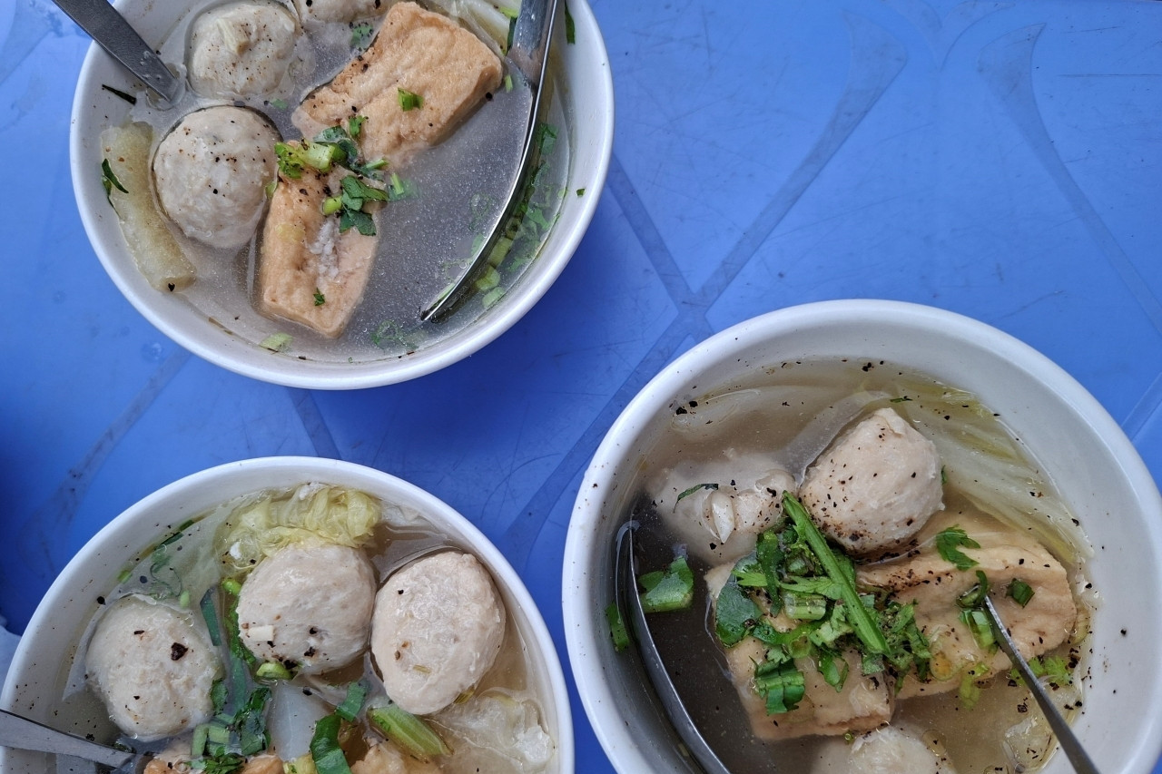 Selling cheap delicacies for 40 years, elderly HCMC couple draws daily lines
