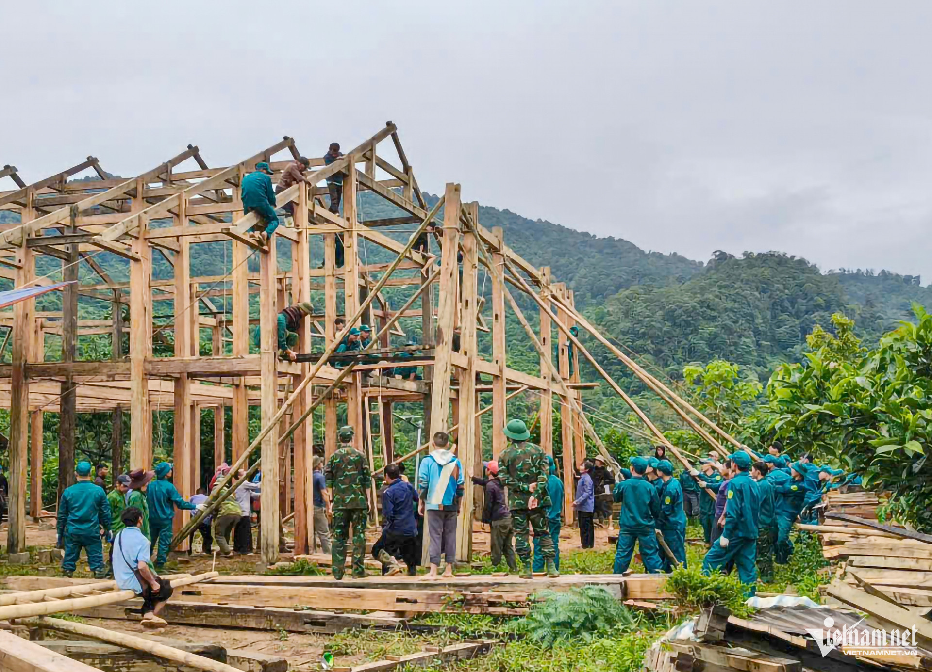 W-Các lực lượng trong xã chung sức dựng nhà văn hóa thôn Giàng Pằng.jpg