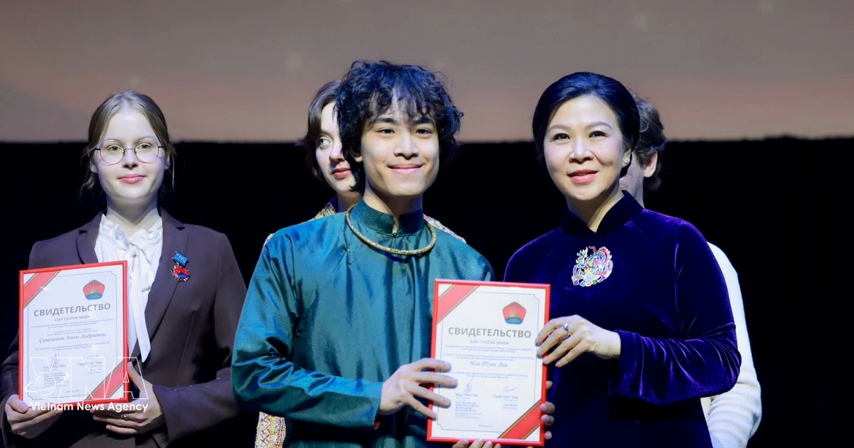 Spouse of top Vietnamese leader visits school No. 1253 in Russia