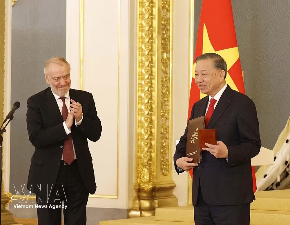 Chairman of the Lev Tolstoy International Peace Prize Council Valery Gergiev presents the 2026 award to General Secretary of the Communist Party of Vietnam Central Committee and President To Lam. (Photo: VNA)