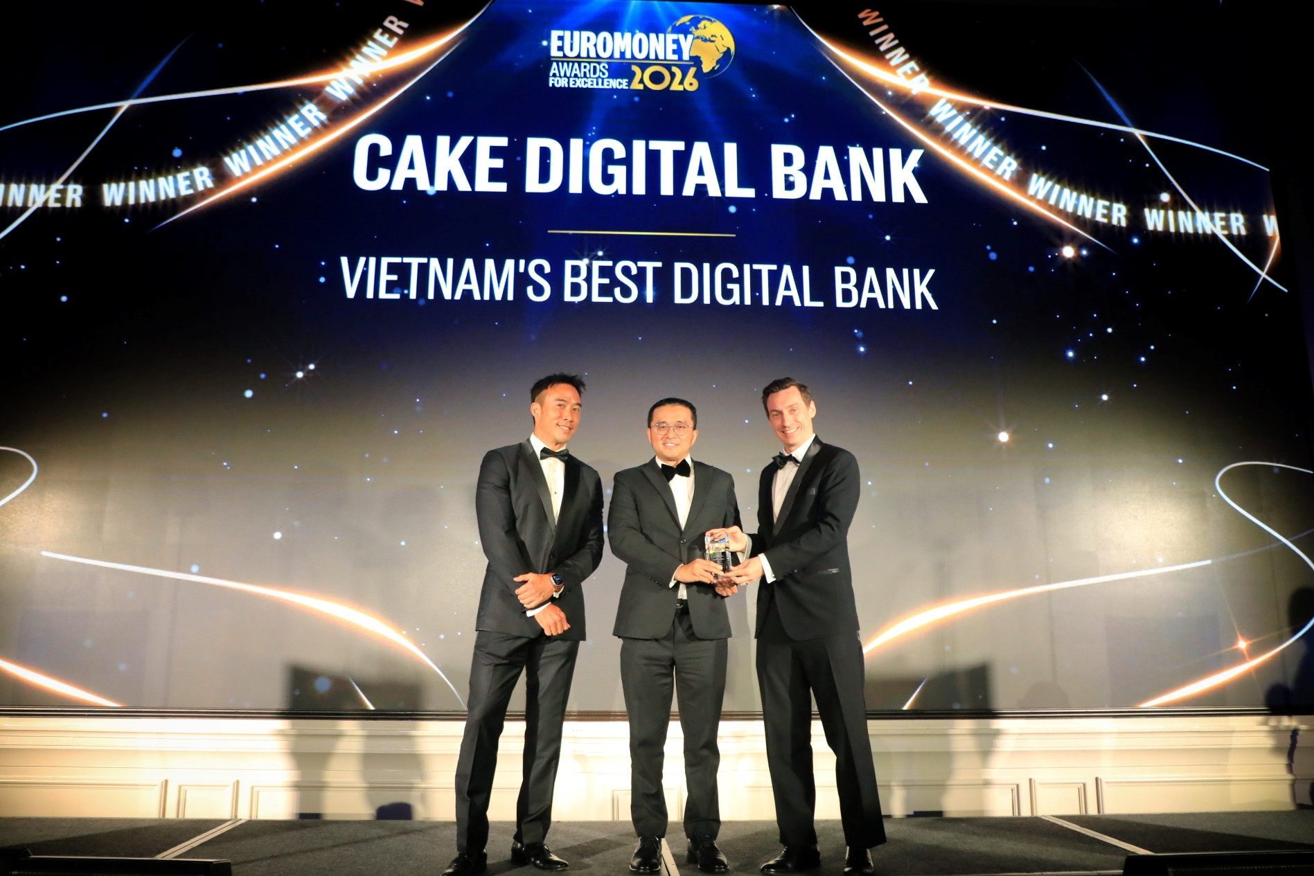 CAKE nhan giai Euromoney.jpg