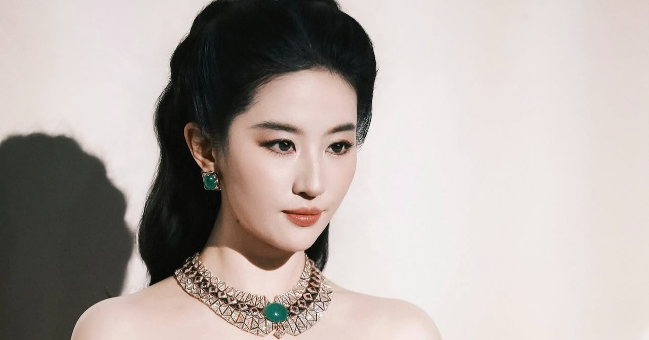 Liu Yifei-Ho Ngoc Ha photo row revives celebrity etiquette debate