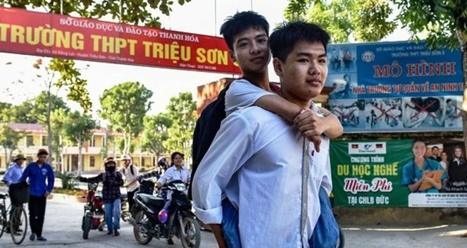 Student who carried disabled friend for 10 years enters top medical program