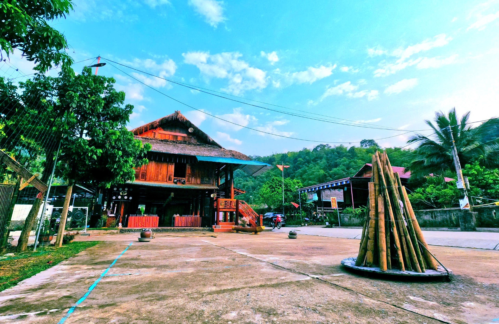 a6Bí thư bản vùng cao.jpg