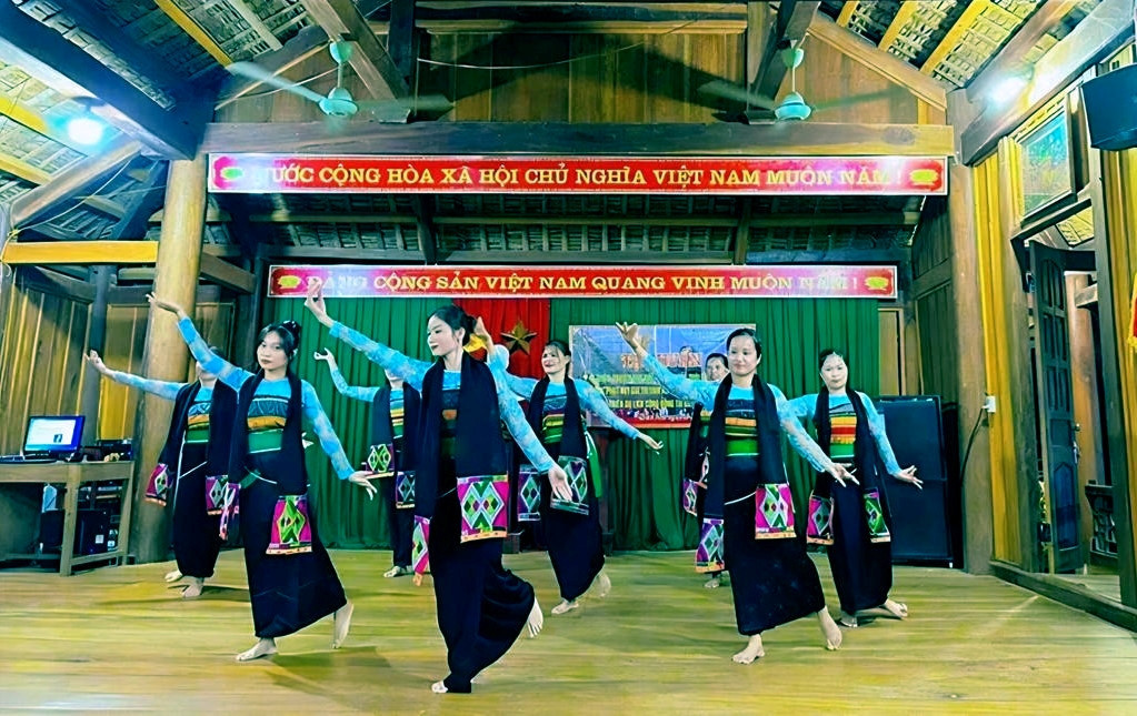 a8Bí thư bản vùng cao.jpg