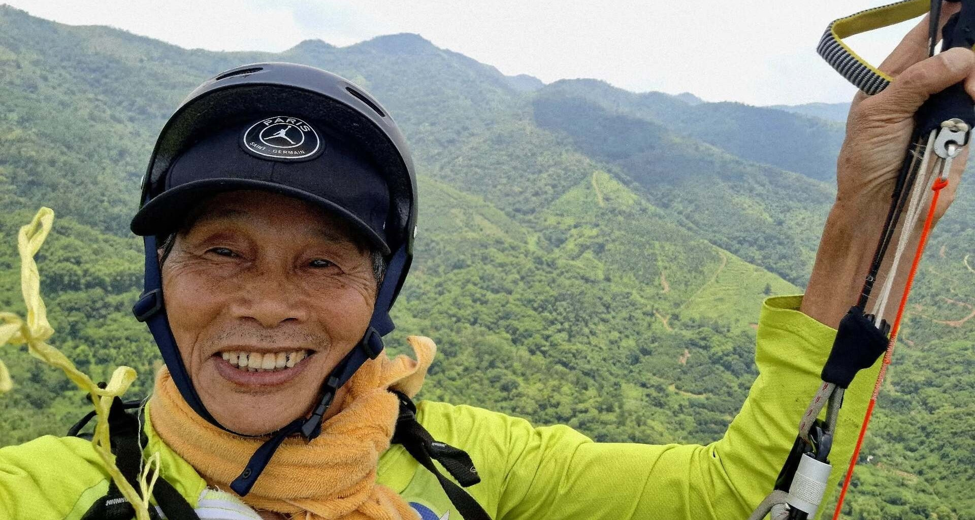 Vietnam veteran, 75, goes viral telling wartime stories while paragliding
