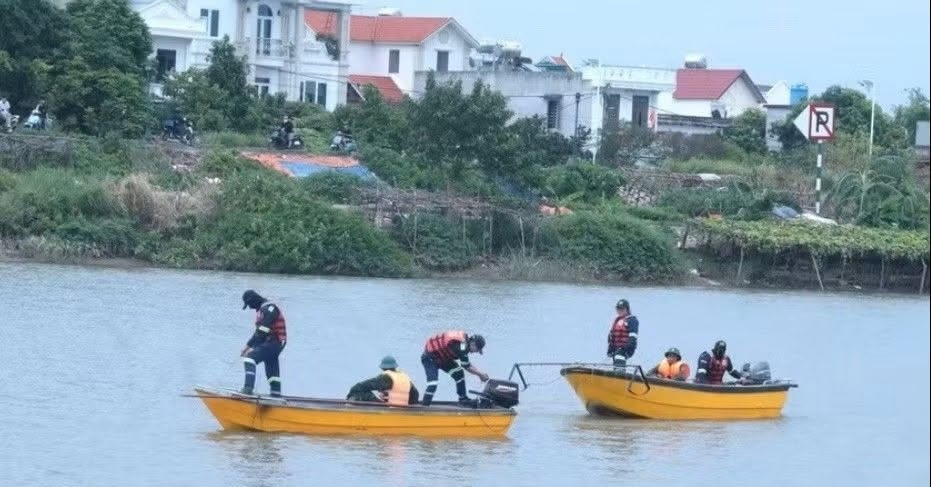 Vietnam army officer dies trying to save man who jumped from bridge