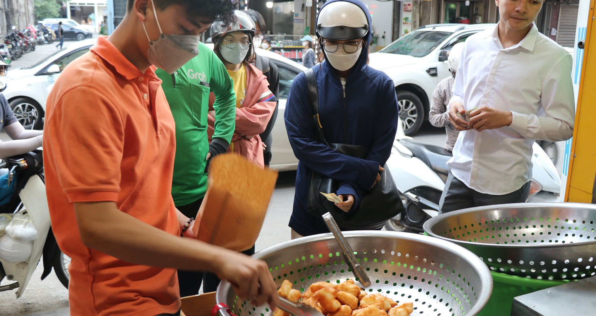 5 popular Hanoi snack spots serving bites from under $1