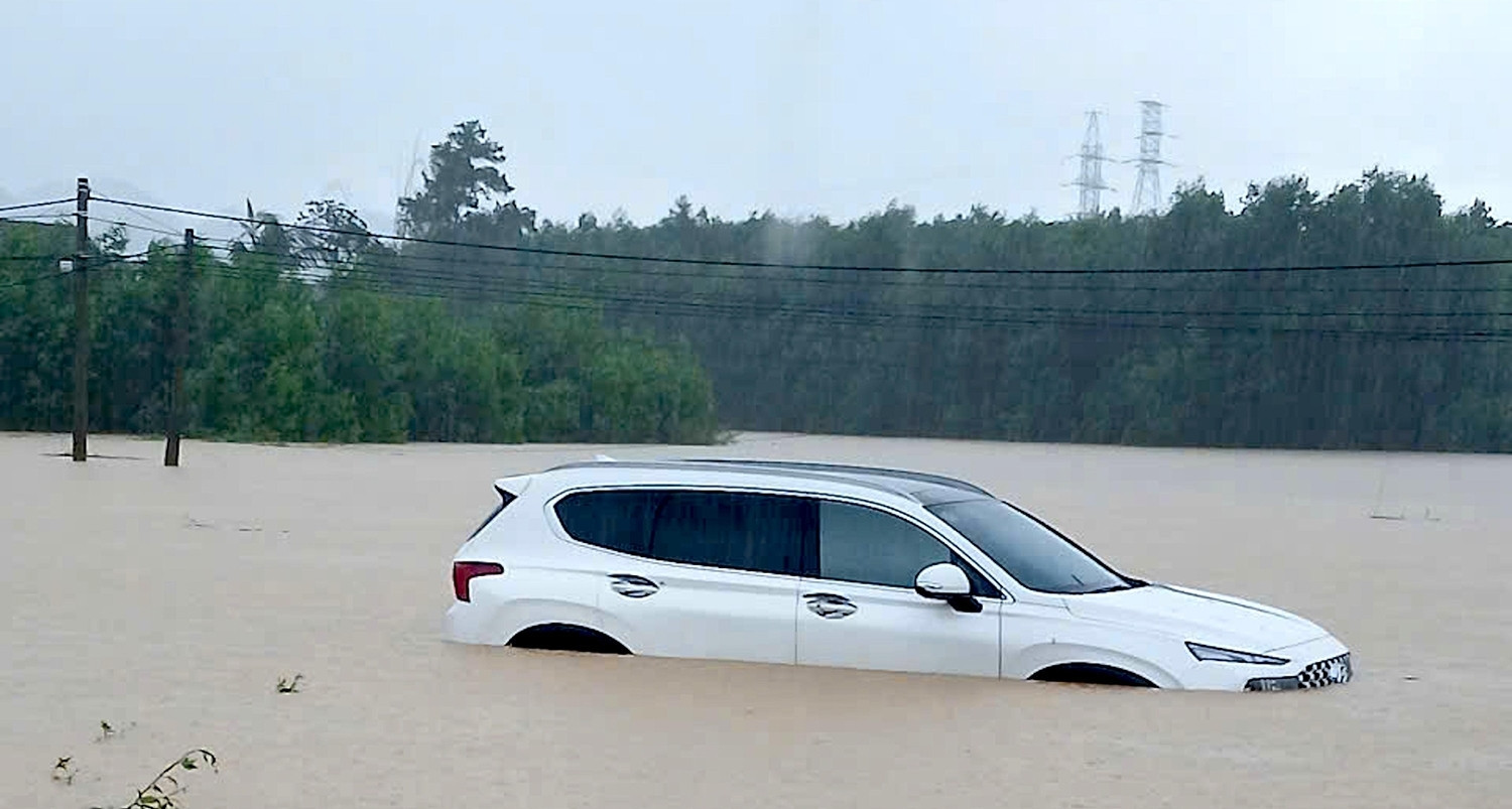 Floodwaters reach 1.7 meters as heavy rain hits central Vietnam