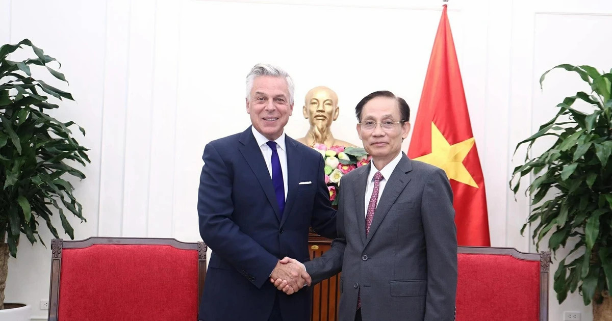 FM Le Hoai Trung receives Mastercard Vice Chairman Jon M. Huntsman