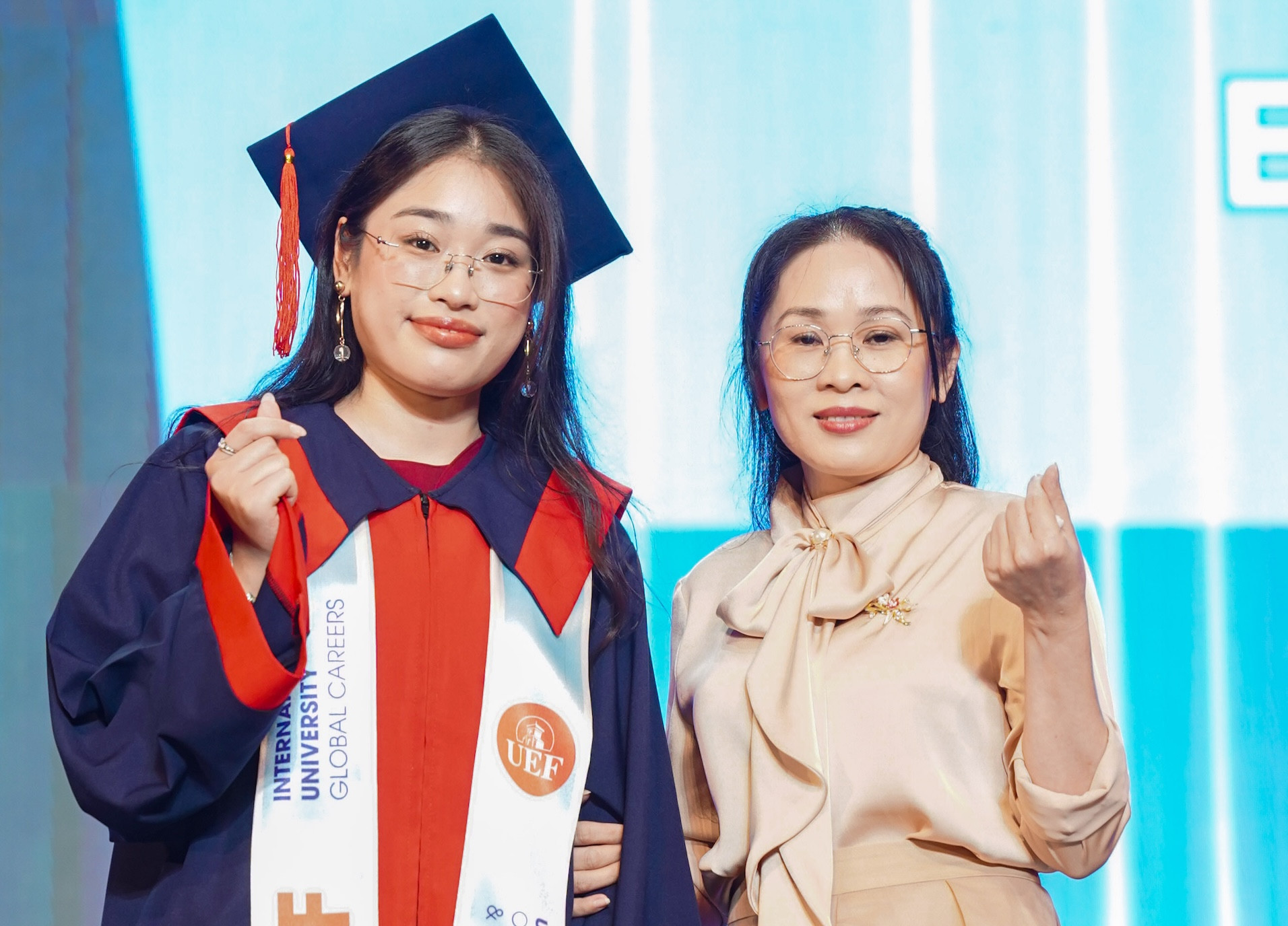 hai thu khoa Doanh va me.jpg