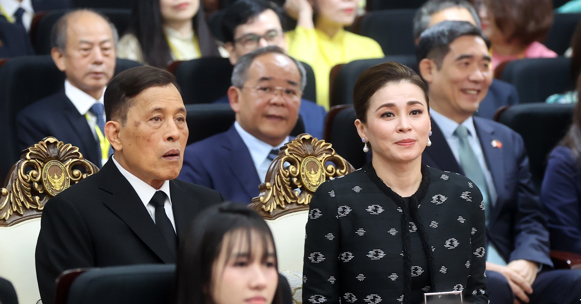 Thai King and Queen join Vietnamese students for Thai language class