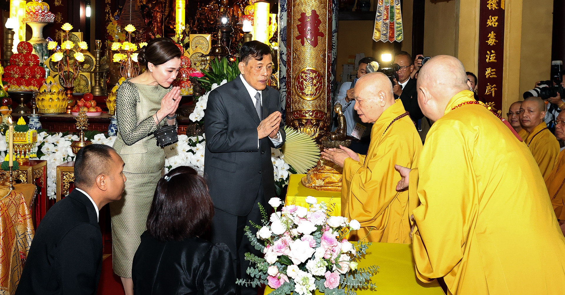 Thailand's King and Queen visit Quan Su Pagoda in Hanoi
