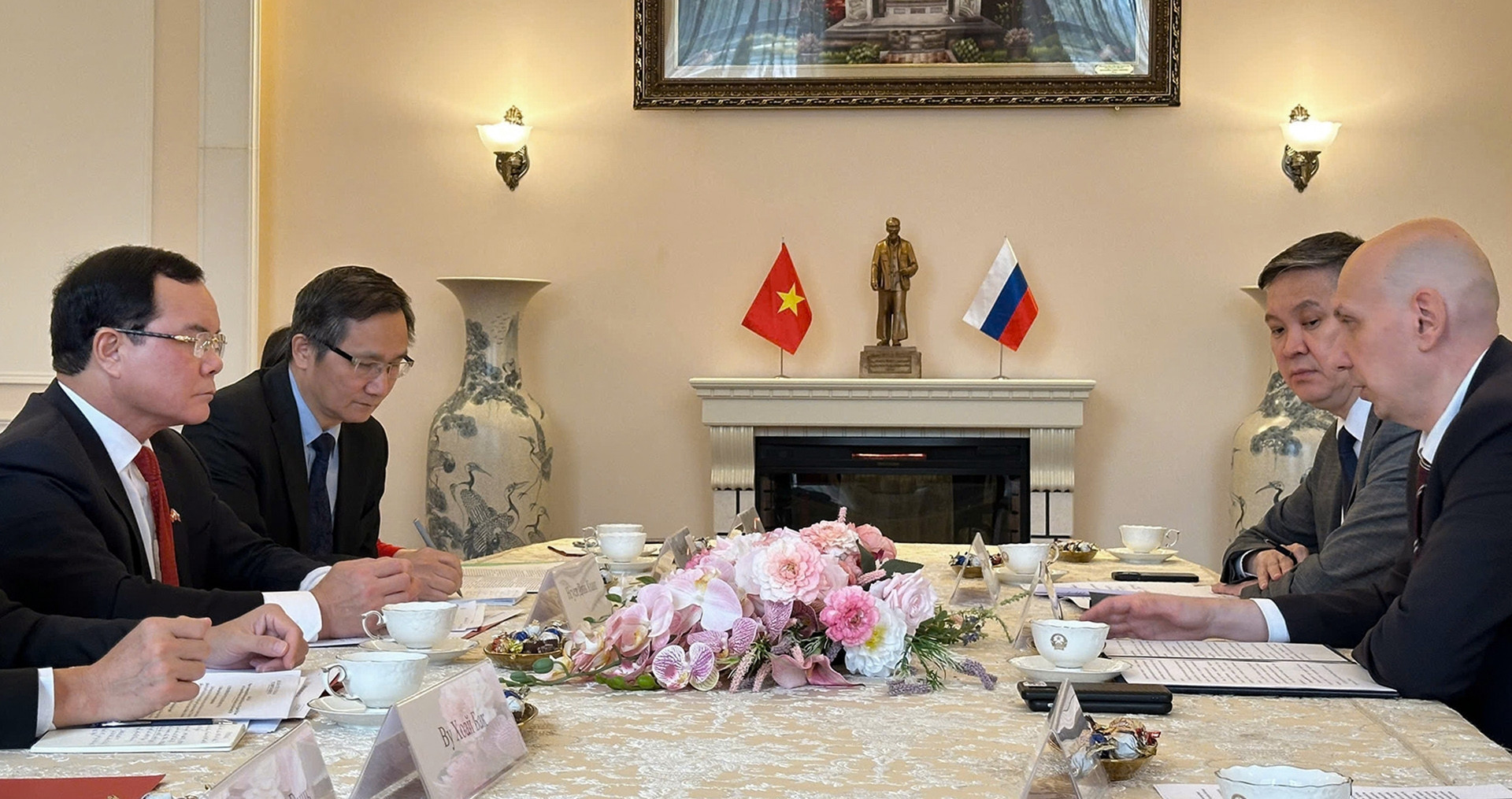 Vietnam and Russia sign cooperation pact on ethnic affairs
