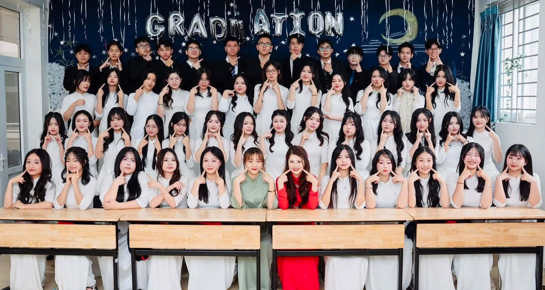 Vietnamese high school class sends eight students to Tsinghua, Peking