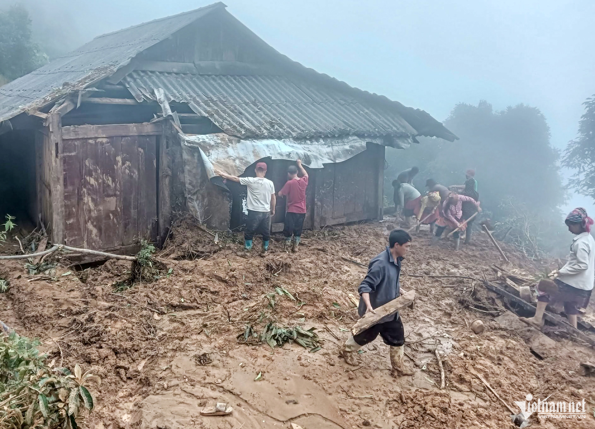 W-Khắc phục hậu quả sau bão lũ.jpg