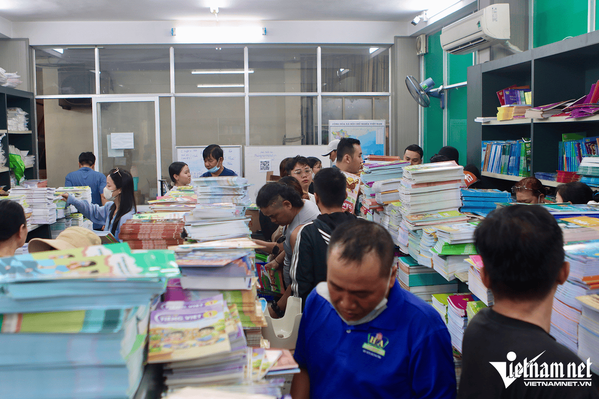 HCMC parents are still queuing for textbooks despite ample supply