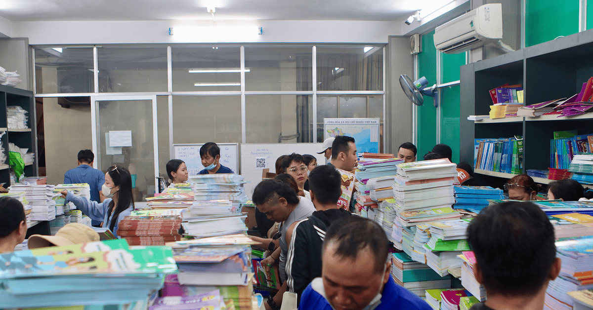 HCMC parents are still queuing for textbooks despite ample supply