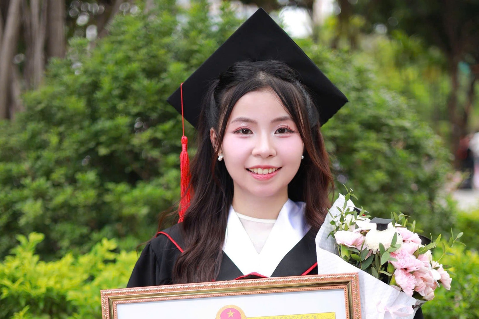 Hanoi student graduates with distinction at University of Medicine and Pharmacy