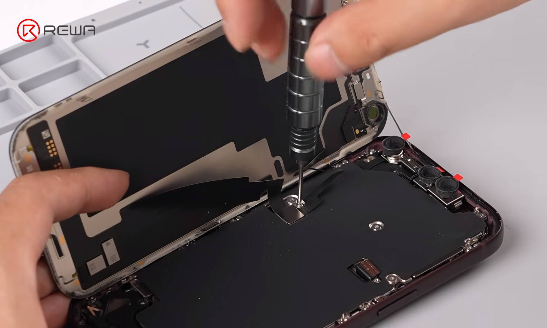 Mổ iPhone 18 Pro 3.png