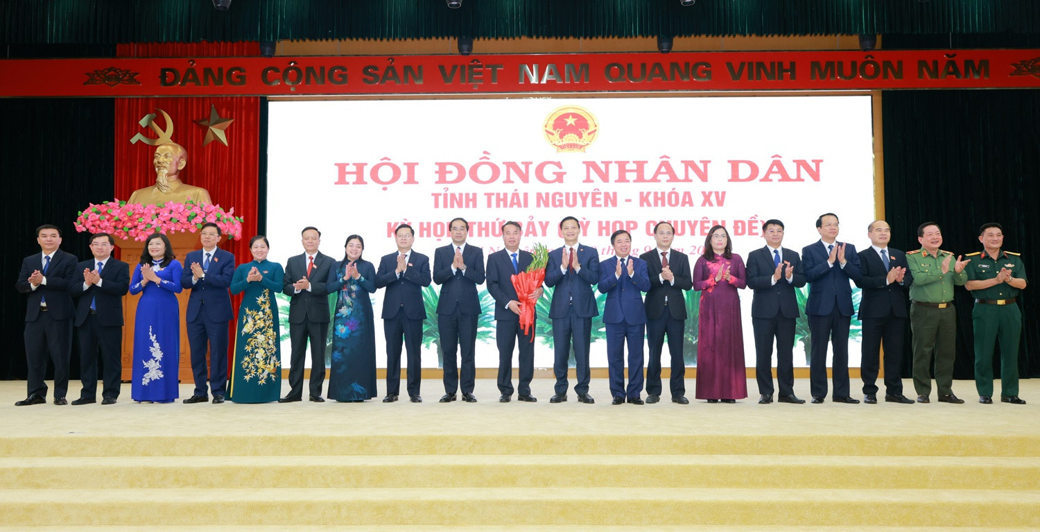 Các đồng chí lãnh đạo tỉnh Thái Nguyên tặng hoa chúc mừng đồng chí Nguyễn Thế Mạnh, Phó Bí thư Tỉnh ủy, Chủ tịch UBND tỉnh.jpg