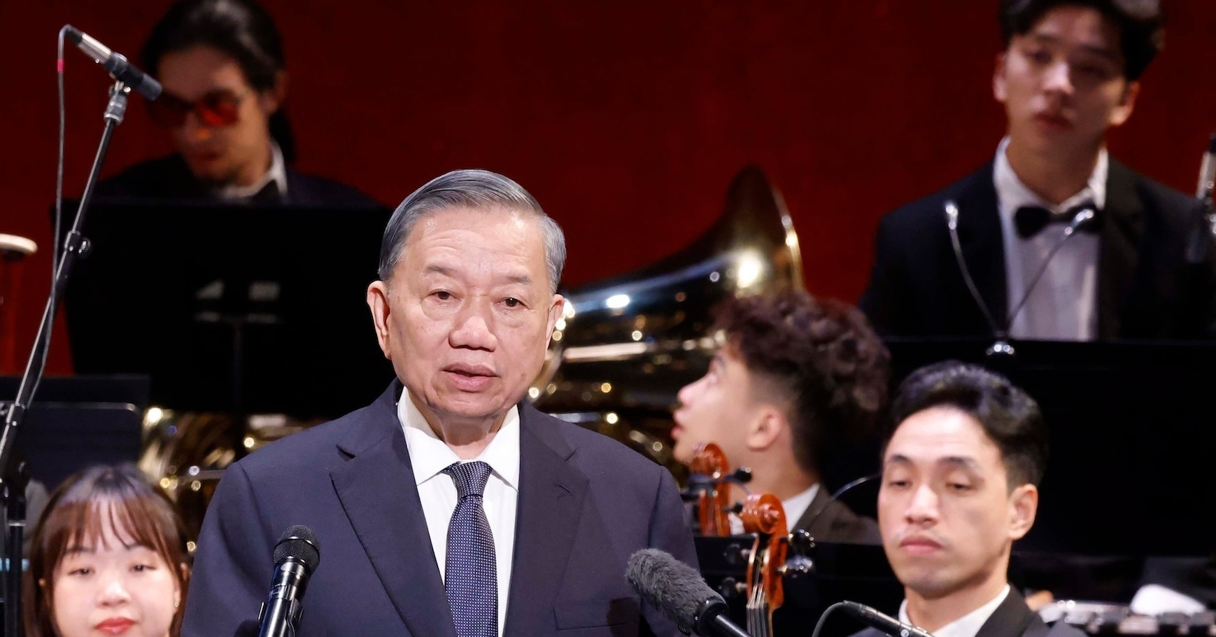 Vietnam’s leader urges Vietnamese in US to bridge past divides, build future