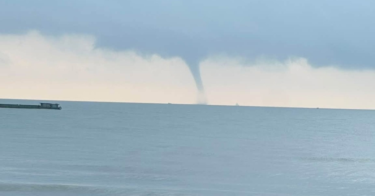 Two waterspouts form off Vietnam’s Vung Tau coast within minutes