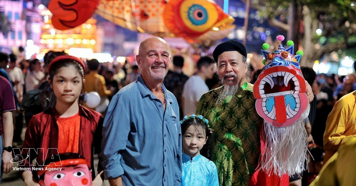 Thang Long symbols light up Mid-Autumn parade at Hoan Kiem Lake
