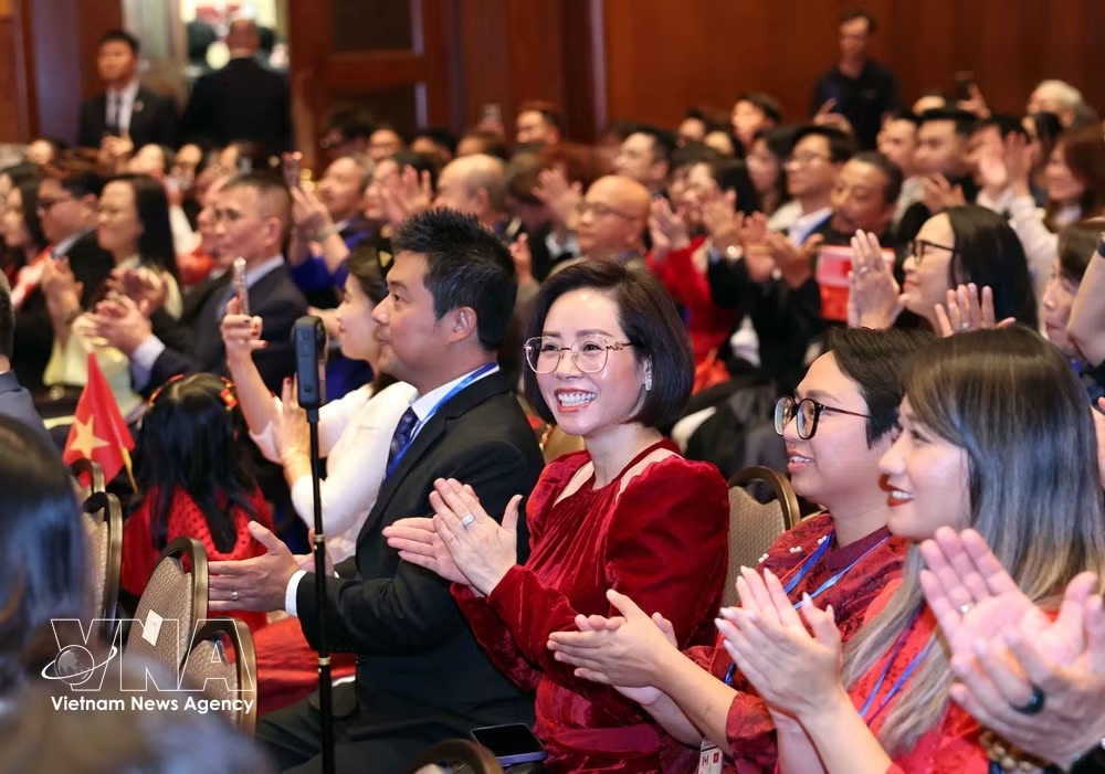 vnanet_potal-tong-bi-thu-chu-tich-nuoc-gap-can-bo-nhan-vien-dai-su-quan-va-dai-dien-cong-dong-nguoi-viet-nam-tai-canada-9050341.jpg