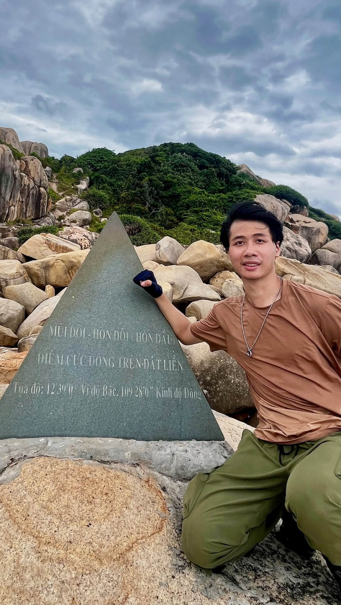 https://static-images.vnncdn.net/vps_images_publish/000001/000003/2026/9/26/chang-trai-quang-ninh-22-tuoi-lai-xe-may-xuyen-viet-6-2829.jpg