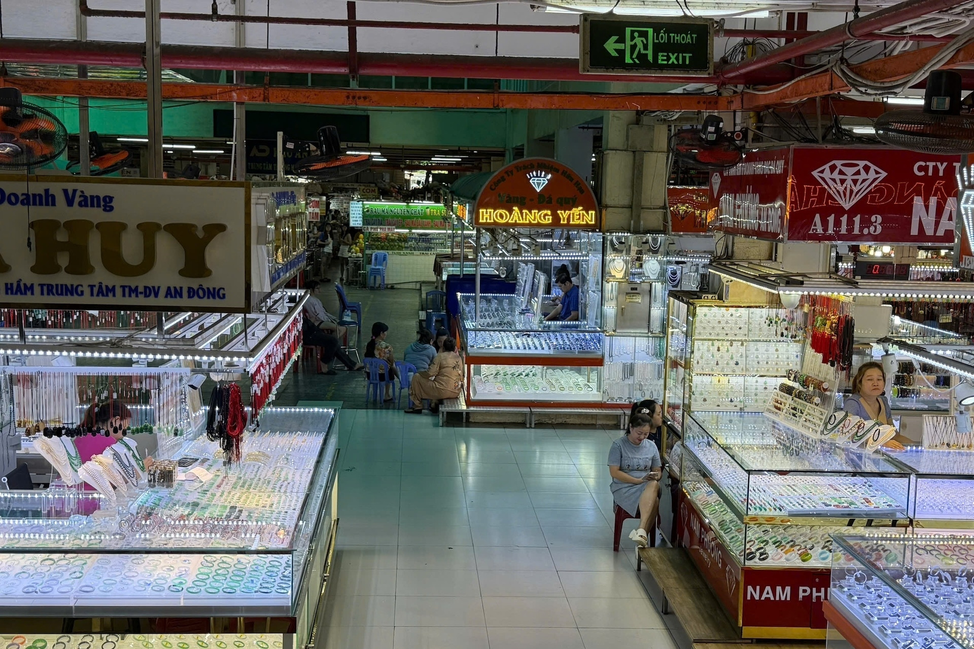 Diamond stores reopen in HCMC, but market recovery remains uncertain