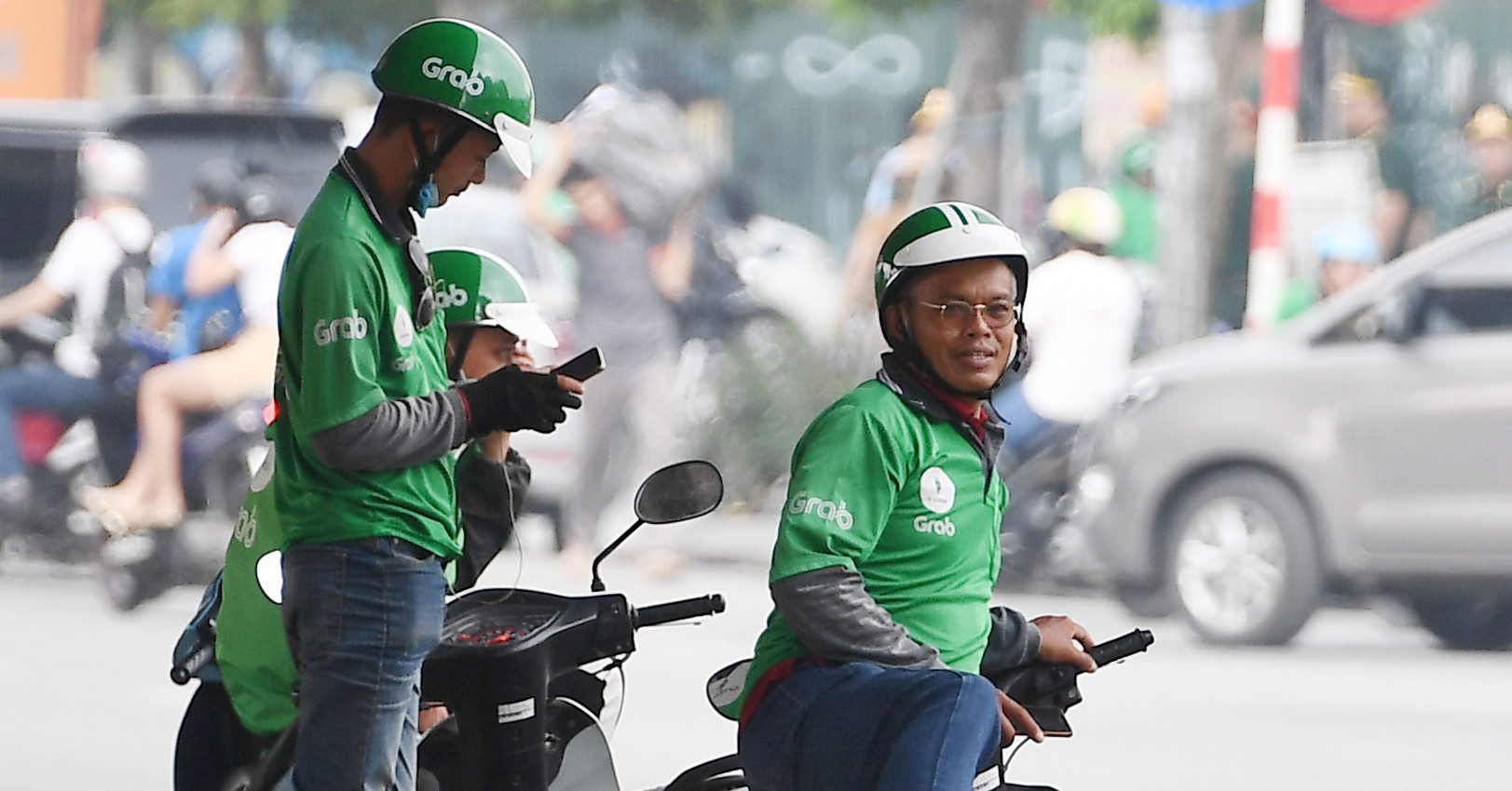 Vietnam weighs mandatory social insurance for over 700,000 gig drivers