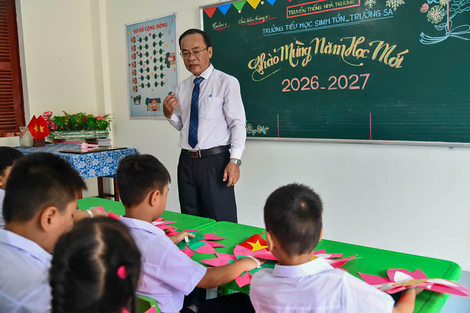 https://static-images.vnncdn.net/vps_images_publish/000001/000003/2026/9/5/thay-giao-phan-quang-tuan-truong-tieu-hoc-sinh-ton-gap-go-cac-em-hoc-sinh-sau-khi-khai-giang-857.jpg
