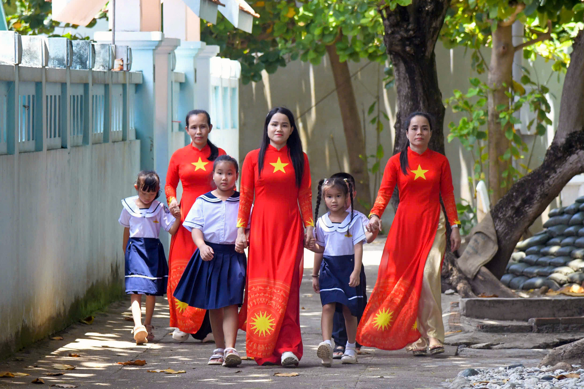 Phụ huynh trên đảo Trường Sa hân hoan đưa con đến trường.jpg