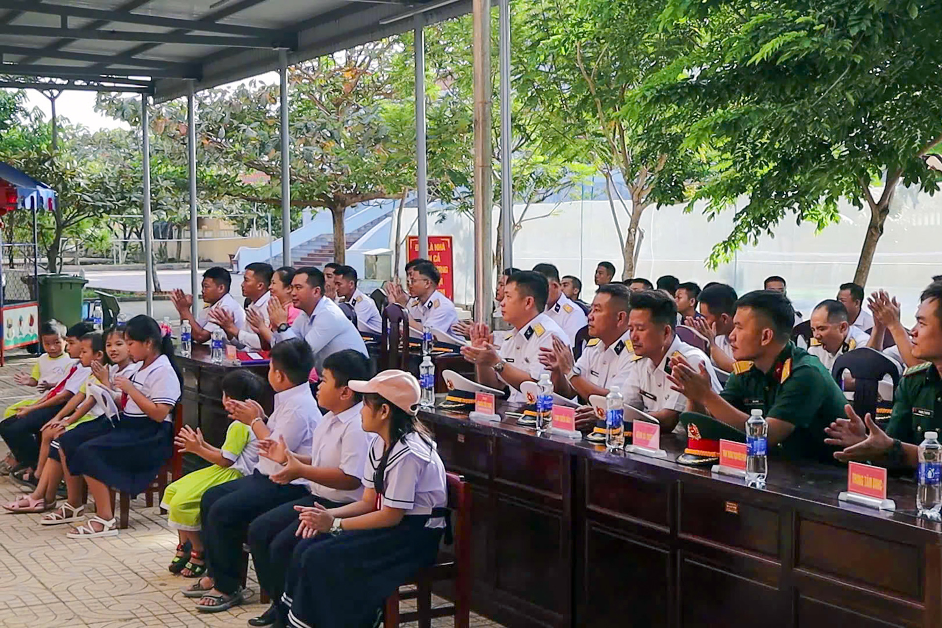 Quang cảnh buổi khai giảng tại trường Tiểu học Đá Tây.jpg