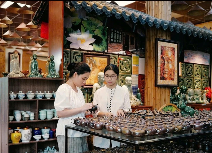 Bat Trang pottery village preserves heritage in digital age