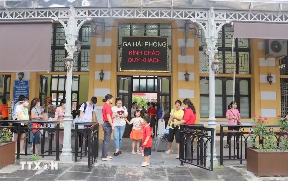 ga-hai-phong-noi-dau-tien-don-bac-ho-ve-tham-thanh-pho-cang.jpg