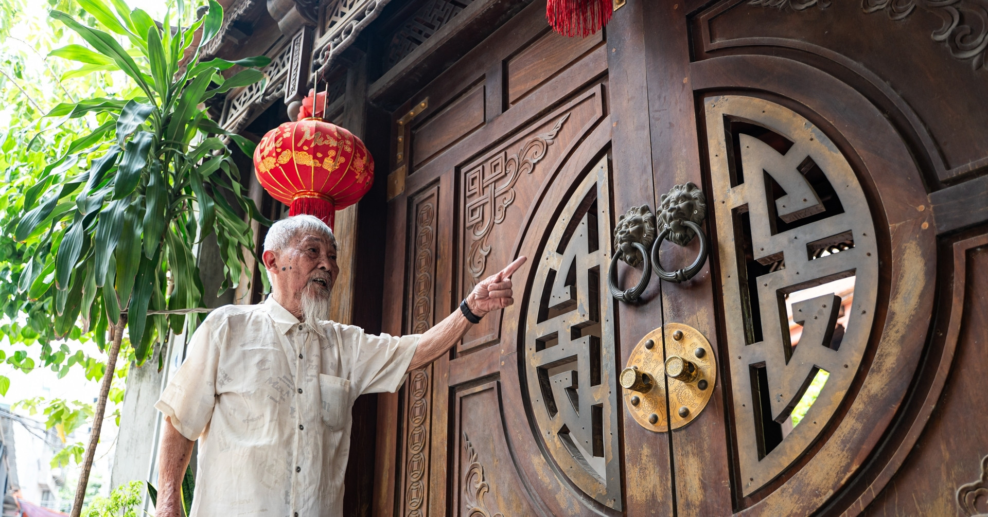 At 92, Hanoi collector lives among treasures gathered over 70 years