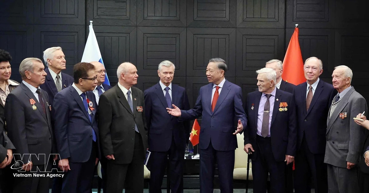 Vietnam’s top leader meets Russian veterans, friendship representatives