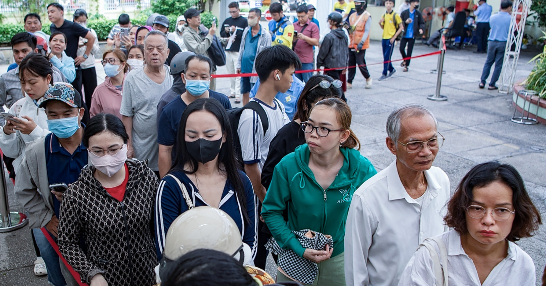 Parents scramble for textbooks as supplies run short in HCMC
