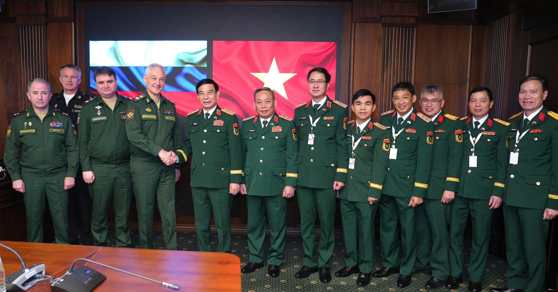 Vietnam welcomes Russian defense leaders to international defense expo
